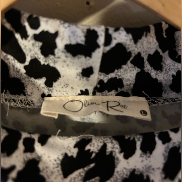 NWOT Black and white Leopard print mock neck cropped tee - Picture 3 of 3